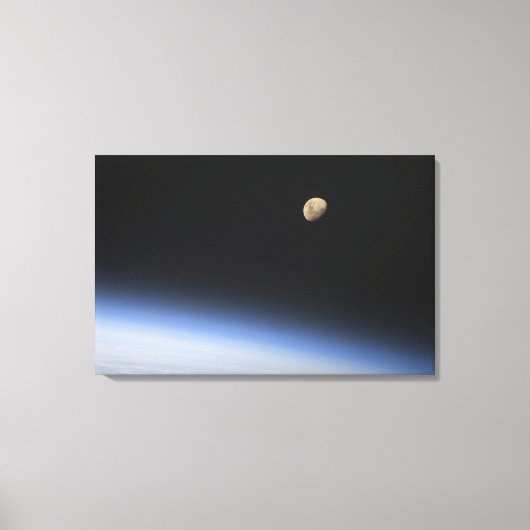 Toile Une lune géante visible au-dessus de l'atmosphère (Recto)