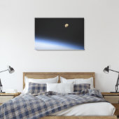 Toile Une lune géante visible au-dessus de l'atmosphère (Insitu(Chambre))