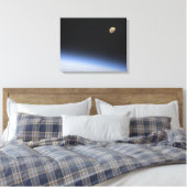 Toile Une lune géante visible au-dessus de l'atmosphère (Insitu(Chambre))