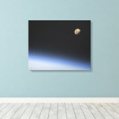 Toile Une lune géante visible au-dessus de l'atmosphère (Insitu (Plancher de Bois))