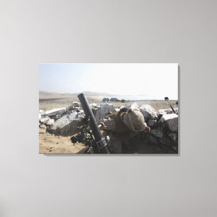 Toile Une marine des USA met le feu à un mortier dans