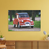 Toile Une vieille voiture Citroen 2CV rouge avec une fem (Insitu(Salon))