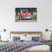 Toile Une vieille voiture Citroen 2CV rouge avec une fem (Insitu(Chambre))