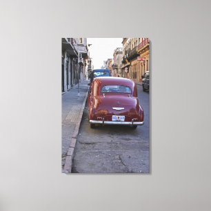 Toile Une vieille voiture Peugeot rouge classique garée 