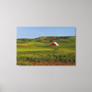Toile Une vue panoramique d'une grange à Moscow Idaho.