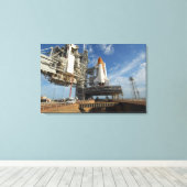 Toile Une vue Space Shuttle Atlantis sur Launch Pad 39A (Insitu (Plancher de Bois))