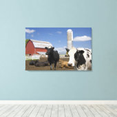 Toile Vaches devant une grange rouge et un silo dans une (Insitu (Plancher de Bois))