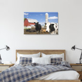 Toile Vaches devant une grange rouge et un silo dans une (Insitu(Chambre))