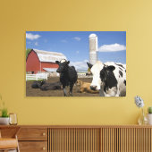 Toile Vaches devant une grange rouge et un silo dans une (Insitu(Salon))