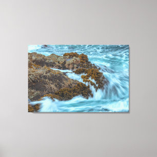 Toile Vagues de l'océan se brisant sur le rivage rocheux
