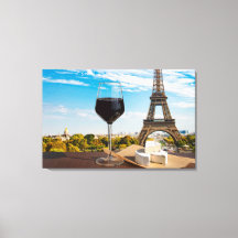 Verre de vin avec du fromage de brie sur la tour E