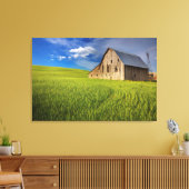 Toile Vielle grange en champ de blé de printemps (Insitu(Salon))