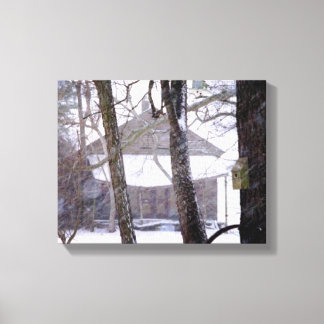 Toile Vielle grange et arbres dans la neige hiver Photo