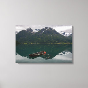 Toile Vieux bateau à rames avec réflexion de montagne