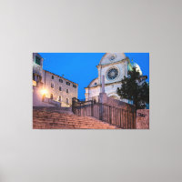 Vue nocturne des escaliers et de l'église à Split,