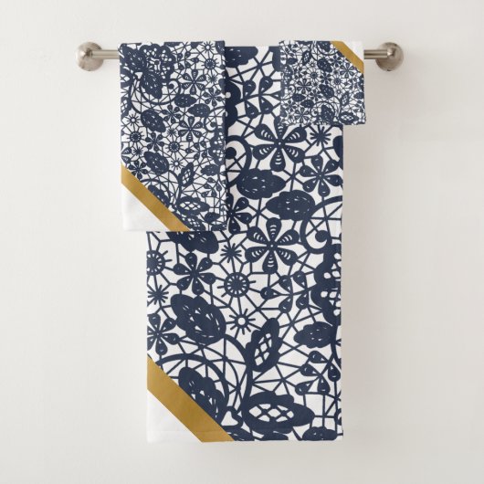 TOILETTE D'OR EN LACE BLANCHE DE LUXURY NAVY (En situation)