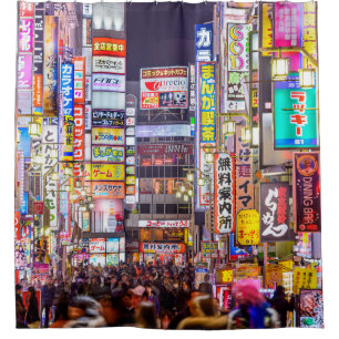 TOKYO, JAPAN - 14 MAART 2014: Signs densely line Douchegordijn