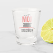 Tom denkt dat je naam niet zou begrijpen shot glas (Achterkant)