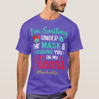 Tom glimlacht onder het masker en omhelst je in mi t-shirt