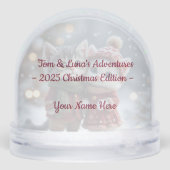Tom & Luna’s Adventures – 2025 Christmas Snowglobe Sneeuwbol (Achterkant)