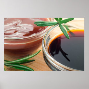 Tomatenketchup en sojasaus in een doorzichtige kom poster