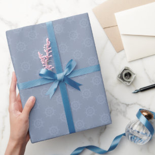 Tonaal stuurwiel op lichtgrijs blauw cadeaupapier