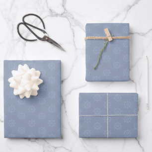 Tonaal stuurwiel op lichtgrijs blauw inpakpapier vel