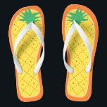 Tongs Ananas mignon Drôle Été Tropical Fruit Style<br><div class="desc">Ce joli Flip Flop "mignon ananas Funny Summer Tropical Fruits Stylish Unique Design" est certainement un joli cadeau pour vous ou vos amis dans cette saison estivale. (Vous pouvez ajouter du texte, du monogramme ou du nom à cette conception en cliquant sur le bouton Customiser) Autres dessins que vous pouvez...</div>