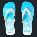 Tongs Aqua Blue Gradient Maid of Honor Simple Flip Flops<br><div class="desc">Ces tongs simples et design Aqua Blue Gradient est un cadeau mémorable pour les membres de la fête de mariage : mariée, demoiselles d'honneur, mère de la mariée, femme d'honneur... Ils ajouteront une dose élégante de glamour à votre jour de mariage, de fête de bachelorette ou autre célébration. customisez-le avec...</div>