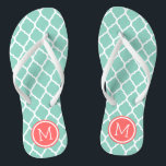 Tongs Aqua et Coral Maroc Quatrefoil Monogramme<br><div class="desc">Sandales à tongs imprimées sur mesure avec un motif chic marocain en quatrefoil et votre monogramme personnalisé ou autre texte dans un cadre circulaire. Cliquez sur Customiser pour modifier les polices de texte et les couleurs ou ajouter vos propres images pour créer un design unique et unique !</div>