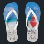 Tongs Bachelorette Party Tropical Beach Bride Tribe<br><div class="desc">Cette conception a été créée par art numérique. Elle peut être personnalisée en cliquant sur le bouton personnaliser et en modifiant la couleur, en ajoutant un nom, des initiales ou vos mots préférés. Contactez-moi à l'adresse colorflowcreations@gmail.com si vous souhaitez que ce design soit disponible sur un autre produit. Achetez ma...</div>