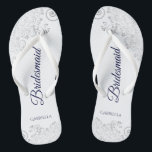 Tongs Bleu de la marine en dentelle d'argent sur le Mari<br><div class="desc">Ces tongs de mariage élégants sont une excellente façon de remercier et de reconnaître vos demoiselles d'honneur, tout en donnant à leurs pieds un repos après une longue journée. Le design élégant est orné de dentelles gris argenté sur un arrière - plan blanc et de lettres de script bleu marine...</div>