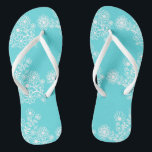 Tongs Bleu Floral Mariage Réception Flip Flops<br><div class="desc">Un joli coup de coeur pour un complément à votre plage de destination ou réception de mariage au bord de la piscine! Laissez vos invités danser la nuit dans ces confortables tongs "chaussures de danse". Placez les tongs dans un panier à côté de la piste de danse. L'exemple de couleur...</div>