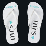 Tongs Blue Mme Flip Flops| Mariage des épouses personnal<br><div class="desc">Un joli ajout à votre plage de destination ou à votre mariage au bord de la piscine! Dansez la nuit dans ces confortables tongs de brides. Des tongs blancs avec le mot "Mme", un coeur bleu aqua et le nom des mariées personnalisé. Pour voir les tongs du marié correspondants -...</div>
