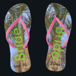 Tongs Bride Palm Trees Ciel bleu<br><div class="desc">Palmiers cool avec un joli ciel bleu dans les tongs unisex arrière - plans avec mariée écrit dans un joli texte vert, et Date du mariage en texte noir. PERSONNALISER avec votre DATE Mariage (ou supprimer du texte). Sentez la brise océanique et les tropiques sous vos pieds. Montré avec des...</div>