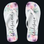 Tongs Bridesmaiers Typographie Bouquet de fleurs colorée<br><div class="desc">Élégante typographie moderne des demoiselles d'honneur avec bouquet coloré de fleurs d'aquarelles.</div>