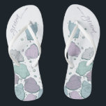 Tongs CHAUSSURES mariages | Coquillages modernes Dusty B<br><div class="desc">Design de coquillages bleus et lilas poussiéreux. Calligraphie manuscrite qui dit marié - parfait pour le marié à porter sur la plage pour sa cérémonie de mariage sur la plage. Conception créée pour TheBarefootBride™ par © WhimsicalArtwork™. Il fait partie d'une collection de papeterie mariage avec accessoires mariages assortis également baby...</div>