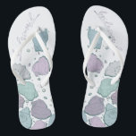 Tongs CHAUSSURES mariages | Coquillages modernes Lilac D<br><div class="desc">Jolie conception de coquillages bleu et lilas de prune. Calligraphie manuscrite qui dit demoiselle d'honneur - parfait pour la demoiselle d'honneur à porter sur la plage pour une cérémonie de mariage à la plage. Conception créée pour TheBarefootBride™ par © WhimsicalArtwork™. Il fait partie d'une collection de papeterie mariage avec accessoires...</div>