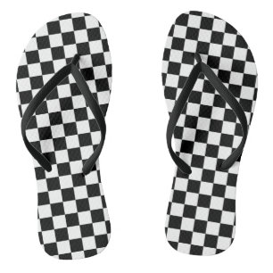 Tongs Chèques-chèques noirs et blancs à la plage