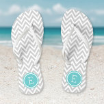 Tongs Chevron gris et turquoise Monogram<br><div class="desc">Des sandales à tongs imprimées sur mesure avec un motif chevron moderne et élégant et votre monogramme ou autre texte personnalisé dans un cadre circulaire. Cliquez sur Customiser pour modifier les polices de texte et les couleurs ou ajouter vos propres images pour créer un design unique et unique !</div>