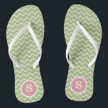 Tongs Chevron vert et blanc monogramme personnalisé<br><div class="desc">Des tongs Mariages de Chevron vert et blanc monogramme personnalisés</div>