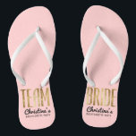 Tongs Chic Faux Gold Team Mariage Bachelorette<br><div class="desc">Elégant, chic et moderne faux imprimé or contour rose quartz rose, Team Bride garde des tongs. Ce design classique et sophistiqué est parfait pour une femme de chambre ou une bonne d'honneur classe, branchée et élégante. Portez-les à la fête de la bachelorette ou à tout événement pré-mariage pour montrer votre...</div>