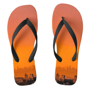 Tongs ciel orange au-dessus de la ville