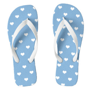Tongs Coeurs d'amour blanc sur le bleu bébé