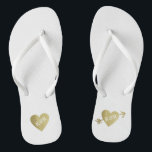 Tongs coeurs d'amour faux or personnalisés avec flèche<br><div class="desc">Pour un couple marié,  un design romantique avec ses initiales (M.   Mme) dans un coeur en faux or graphique avec une flèche sur le blanc...  pour apporter confort et facilité à tous vos événements de planification mariages...  parfait à porter après le mariage.</div>