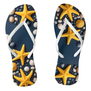 Tongs Coquillages, étoiles de mer et galets sur une plag
