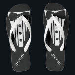 Tongs Couleur Tuxedo Personnaliser<br><div class="desc">La touche parfaite à votre plage de destination ou mariage au bord de la piscine. CUSTOMISEZ LA COULEUR - tongs avec un tuxedo formel blanc, chemise blanche et cravate arc. Votre marié se mariera avec style avec ces "Tuxedo Flip-Flops formels" à la mode Ajouter un style de robe mariage assorti...</div>