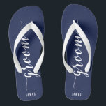 Tongs Coutume Salle Marine Bleu Mariage Flip Flops<br><div class="desc">Custom Groom simple marine bleu mariage flip flops avec de larges sangles et texte personnalisable - vous pouvez ajouter le nom de Groom</div>