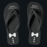 Tongs Cravate Cute Bow & boutons Black Groomsman Mariage<br><div class="desc">Ces mignonnes tongs sont une excellente façon de remercier les groomsmen de votre mariage. Ils présentent un design mignon et amusant avec une cravate arc blanche et des boutons sur un arrière - plan noir avec son nom et son titre.</div>