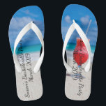 Tongs Croisière de fête de fiançailles avec boissons sur<br><div class="desc">Cette création a été réalisée par le biais de l'art numérique. Elle peut être personnalisée en cliquant sur le bouton "personnaliser" et en changeant la couleur,  en ajoutant un nom,  des initiales ou vos mots favoris.</div>